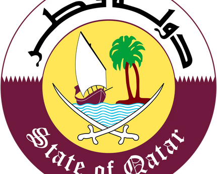 L’emblema ufficiale dello stato del qatar con cerchio giallo, spade incrociate bianche, dhow tradizionale e palma