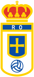 Emblema real oviedo con scudo bianco e croce blu sormontato da corona rossa e oro con lettere ro sopra