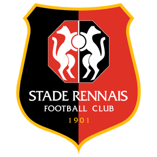 L’emblema di rennes con scudo diviso nero e rosso e due leoni bianchi rampanti con pallone da calcio centrale