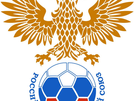 Emblema dorato della doppia aquila sopra un pallone da calcio blu e rosso circondato da testo cirillico.