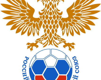 Emblema dorato della doppia aquila sopra un pallone da calcio blu e rosso circondato da testo cirillico.