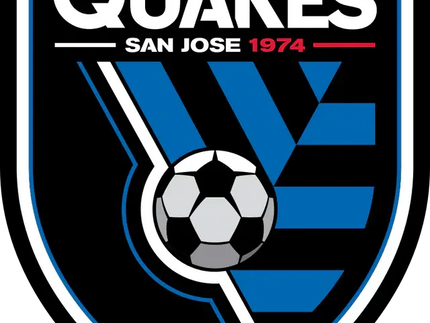 Il crest della squadra san jose quakes 1974 presenta uno scudo nero con strisce blu e bianche e un pallone da calcio classico