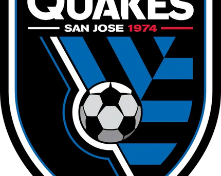Il crest della squadra san jose quakes 1974 presenta uno scudo nero con strisce blu e bianche e un pallone da calcio classico