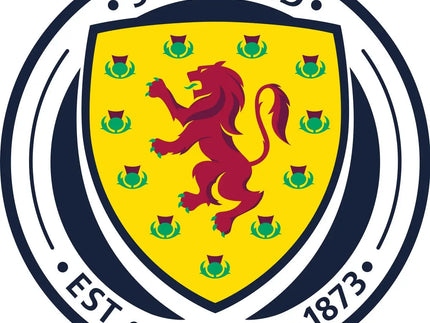 La scotland national football team ufficiale emblema con leone rosso su scudo giallo, cardo verde e anelli blu e bianchi in raccolta scozia