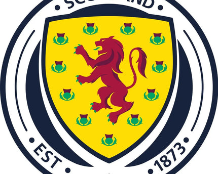 La scotland national football team ufficiale emblema con leone rosso su scudo giallo, cardo verde e anelli blu e bianchi in raccolta scozia