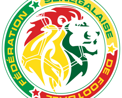 L’emblema ufficiale della federazione calcistica senegalese con leone stilizzato e criniera rossa gialla e verde su sfondo bianco