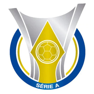 Il logo presenta un trofeo stilizzato argento e giallo con un pallone da calcio e il testo serie a su anello blu.
