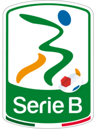Logo serie b con figura stilizzata verde e arancione che calcia un pallone bianco e rosso su sfondo bianco