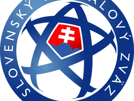 Emblema della federazione calcistica slovacca con pallone bianco a linee blu e stemma nazionale centrale in collezione Slovacchia
