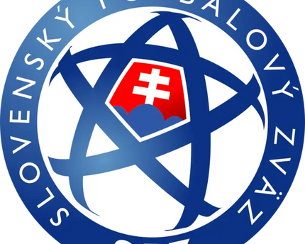Emblema della federazione calcistica slovacca con pallone bianco a linee blu e stemma nazionale centrale in collezione Slovacchia