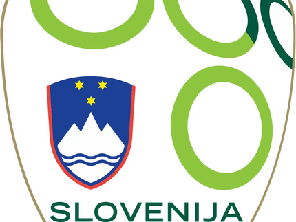 Stemma della nazionale di calcio della slovenia con scudo bianco motivi verdi e stemma nazionale sopra scritta slovenija
