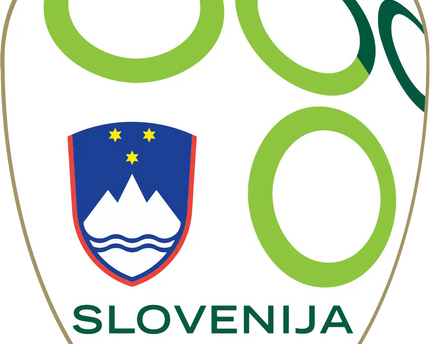 Stemma della nazionale di calcio della slovenia con scudo bianco motivi verdi e stemma nazionale sopra scritta slovenija