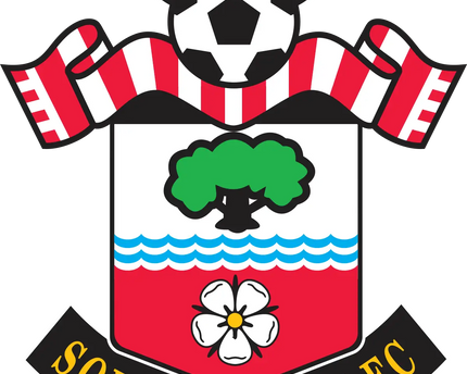 Lo stemma ufficiale del Southampton FC con pallone bianco e nero aureolato, nastri rossi e bianchi, e scudo colorato.