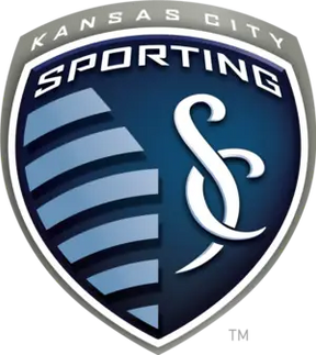 Il logo di sporting kansas city presenta uno scudo con strisce blu navy e azzurre e una s stilizzata bianca intrecciata con c