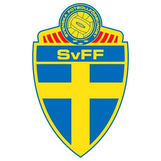 Lo stemma della federazione calcistica svedese mostra uno scudo blu e giallo con una croce dorata e un pallone da calcio.