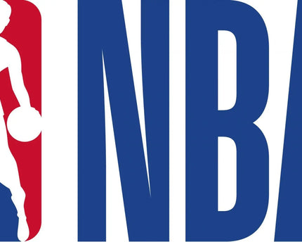 Il logo ufficiale nba con sagoma bianca di giocatore su sfondo rosso e blu e scritta navy blue in collezione tutti i prodotti nba