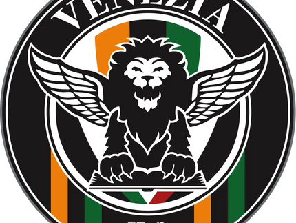 Emblema circolare con leone alato nero contornato di bianco su strisce verticali arancione verde e nero con venezia fc