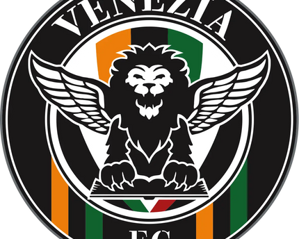 Emblema circolare con leone alato nero contornato di bianco su strisce verticali arancione verde e nero con venezia fc