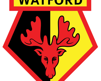 Emblema testa di alce rossa su scudo nero e giallo con bordo rosso e scritta watford in nero in collezione watford