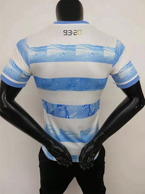 Maglia Manchester City Commemorative Edition “Gol Agüero 93:20” 2022/23, ( con Taglia XXXL e Taglia Bambino )