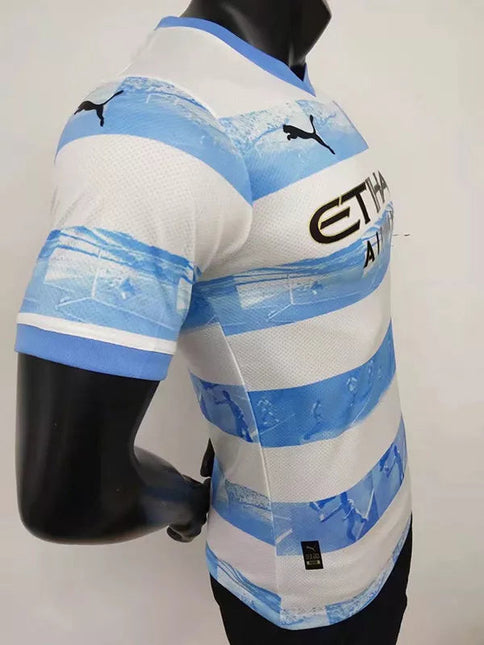 Maglia Manchester City Commemorative Edition “Gol Agüero 93:20” 2022/23, ( con Taglia XXXL e Taglia Bambino )