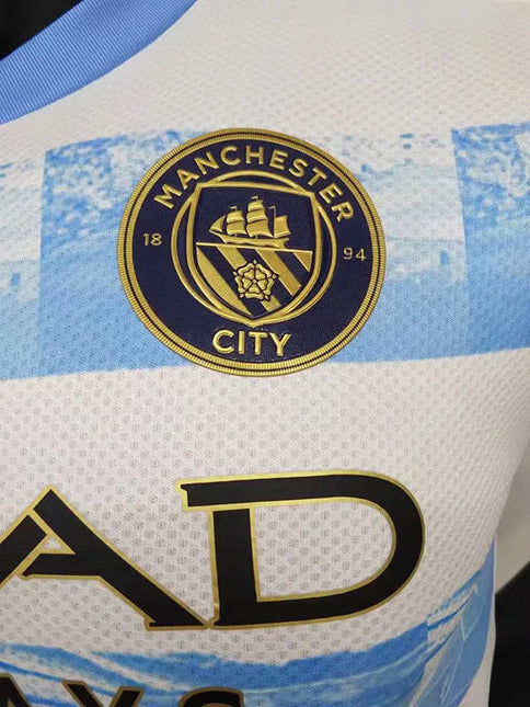 Maglia Manchester City Commemorative Edition “Gol Agüero 93:20” 2022/23, ( con Taglia XXXL e Taglia Bambino )