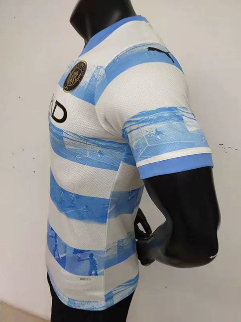 Maglia Manchester City Commemorative Edition “Gol Agüero 93:20” 2022/23, ( con Taglia XXXL e Taglia Bambino )