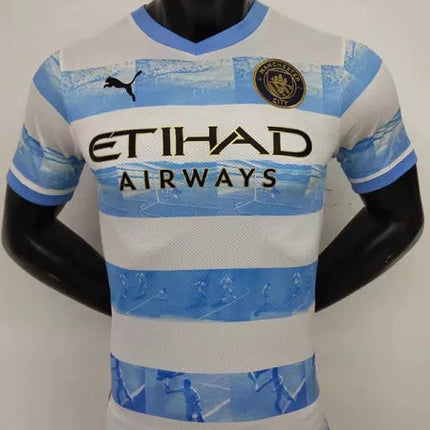 Maglia Manchester City Commemorative Edition “Gol Agüero 93:20” 2022/23, ( con Taglia XXXL e Taglia Bambino )