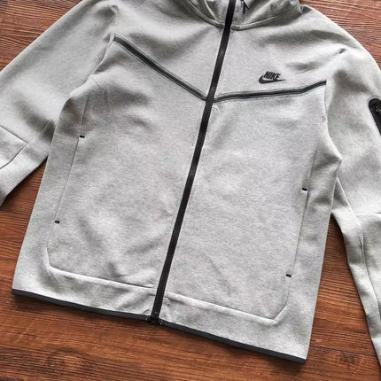 Felpa con cappuccio nike tech grigia 2021 22 replica in fleece con zip nera e logo discreto sul petto