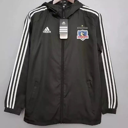 Giacca nera adidas con cappuccio e strisce bianche e stemma del team colo-colo 2022 23 sul petto