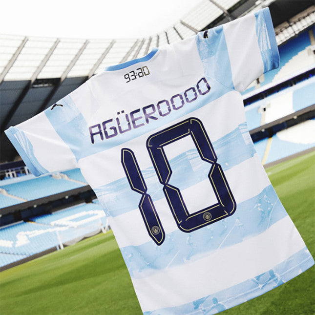 Maglia Manchester City Commemorative Edition “Gol Agüero 93:20” 2022/23, ( con Taglia XXXL e Taglia Bambino )