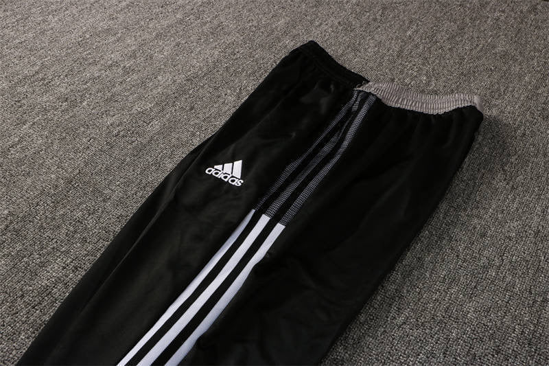 Kit Felpa Bianca + Tuta Nera Juventus 2021/22