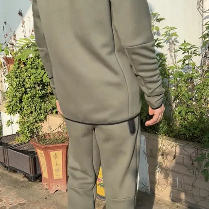 Kit felpa con cappuccio nike tech verde oliva con pantaloni jogger abbinati e sneakers bianche chunky con dettagli blu