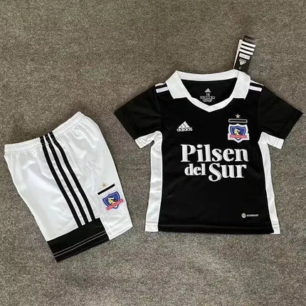 Kit maglia bimbo colocol 2022 23 maglia da calcio adidas bianca e nera con stampa pilsen del sur e stemma squadra