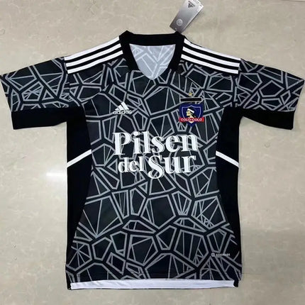 Maglia 2 portiere colo-colo 2022 23 adidas nera e bianca con motivo geometrico e sponsorizzazione pilsen del sur