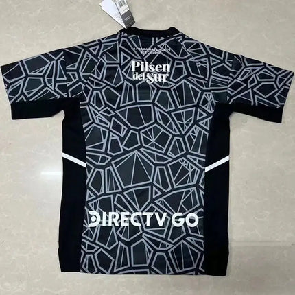 Maglia 2 portiere colo-colo 2022 23 con motivo geometrico bianco e nero e branding pilsen del sur e directv go