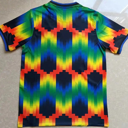 Maglia allenamento inter 2022 23 con motivo pixelato arcobaleno e righe verticali rosse arancioni gialle verdi blu e nere