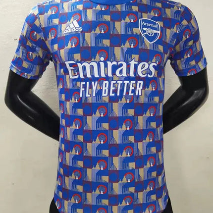 Maglia Arsenal Joint Edition 2022 23 in blu e beige con dettagli rossi e logo adidas sul petto sinistro