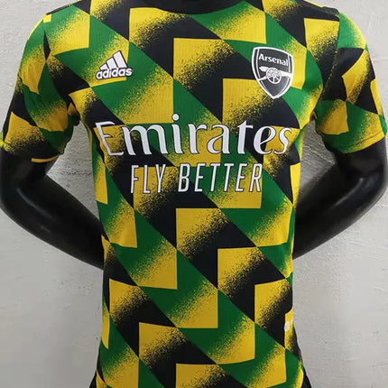 Maglia arsenal pre match 2022 23 con motivo geometrico verde e giallo vivace con dettagli neri adidas ed emirates