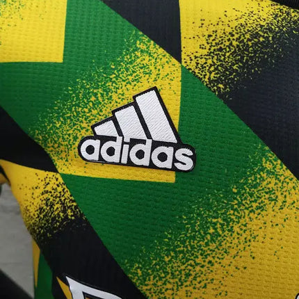 Maglia arsenal pre-match 2022/23 con logo adidas bianco contornato di nero su tessuto verde e giallo texturizzato