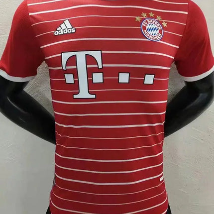 Maglia bayern monaco concept edition 2022 23 adidas rossa e bianca a righe con logo t mobile bianco frontale