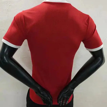 Maglia Bayern Monaco concept edition 2022 23 polo rossa a maniche corte con bordo bianco su colletto e polsini