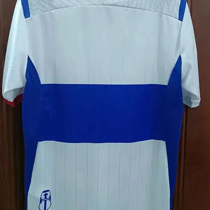 Maglia bianca retro universidad catolica home 2009 10 con striscia orizzontale blu e pannelli texture sulle spalle e schiena vista posteriore
