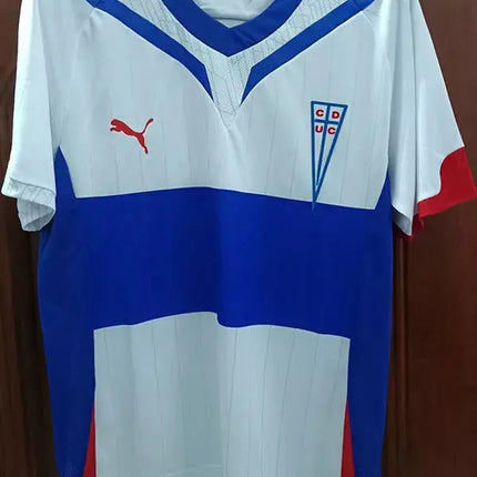 Maglia bianca retro universidad catolica home 2009 10 con strisce bianche blu e rosse e logo puma