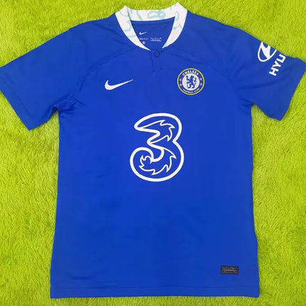 Maglia chelsea concept edition 2022 23 blu royal con swoosh nike bianco logo sponsor e stemma squadra