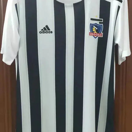 Maglia colo-colo 2022/23 adidas da calcio a righe verticali bianche e nere con stemma colo-colo sul petto sinistro