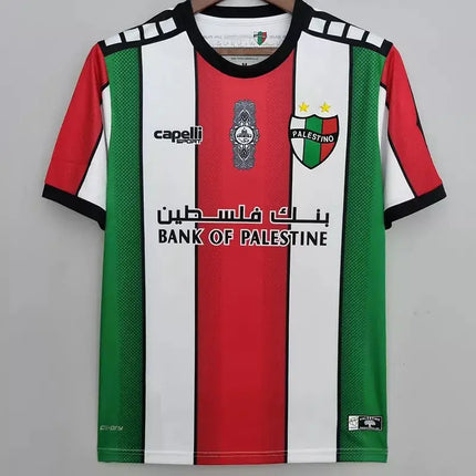 Maglia Deportivo Palestino Home 2022 23 con righe verticali rosse bianche e verdi e logo capelli sport sul petto