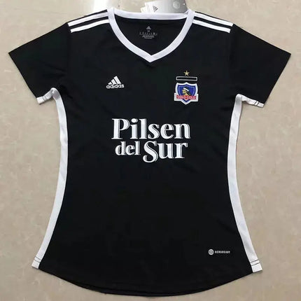 Maglia donna colo-colo trasferta 2022 23 nera con scollo a v bianco righe sulle maniche logo club e sponsor pilsen del sur