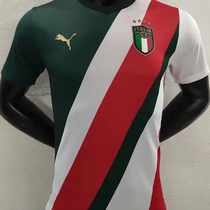 Maglia italia special edition 2022 23 puma con strisce diagonali verdi bianche rosse e logo dorato