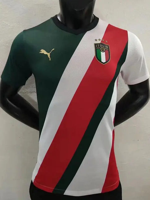 Maglia italia special edition 2022 23 puma con strisce diagonali verdi bianche rosse e logo dorato